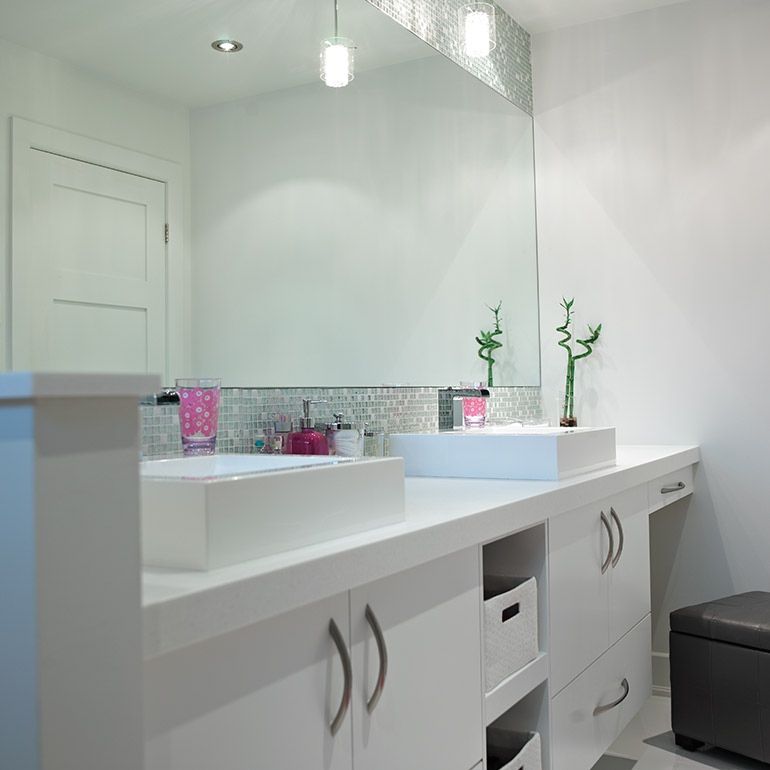 Cuisines Beauregard | Salle de bain de style contemporain en mdf et comptoir de Corian